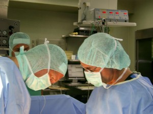 Dr. Weyand operiert 2008 unter Anleitung von Dr. Pakravan vom CPZ Düsseldorf die erste sakrale Nervenstimulation im Siegerland. Dr. Weyand operiert 2008 unter Anleitung von Dr. Pakravan vom CPZ Düsseldorf die erste sakrale Nervenstimulation im Siegerland.