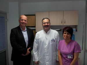Dr. Weyand (links) fuhr 2012 nach Antalya zum Erfahrungsaustausch mit Dr. Karahailoglou (Mitte), der bereits über 1000 Patienten mit der minimal-invasiven Laserhämorrhoidoplastie behandelt hatte. Dr. Weyand (links) fuhr 2012 nach Antalya zum Erfahrungsaustausch mit Dr. Karahailoglou (Mitte), der bereits über 1000 Patienten mit der minimal-invasiven Laserhämorrhoidoplastie behandelt hatte.