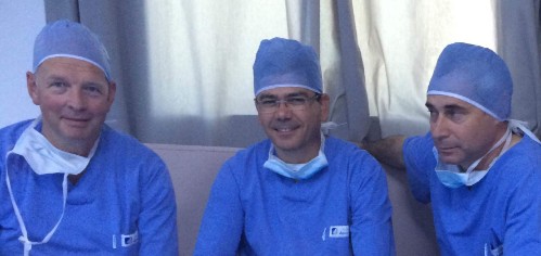 2014: Im tunesischen Sfax tauscht Dr. Weyand mit Dr. Ouali, Chirurg und Proktologe am Errachid-Hospital und Prof. Aubert, Gastroenterologe am Hospital St.Josephe in Paris, Erfahrungen auf dem Gebiet der Laserchirurgie bei proktologischen Erkrankungen aus. Dr. Ouali setzt in der Errachid-Klinik die Lasertechnik neben der Hämorrhoidaltherapie auch bei Sinus pilonidalis und der Analfissur ein. Man lernt nie aus! 2014: Im tunesischen Sfax tauscht Dr. Weyand mit Dr. Ouali, Chirurg und Proktologe am Errachid-Hospital und Prof. Aubert, Gastroenterologe am Hospital St.Josephe in Paris, Erfahrungen auf dem Gebiet der Laserchirurgie bei proktologischen Erkrankungen aus. Dr. Ouali setzt in der Errachid-Klinik die Lasertechnik neben der Hämorrhoidaltherapie auch bei Sinus pilonidalis und der Analfissur ein. Man lernt nie aus!