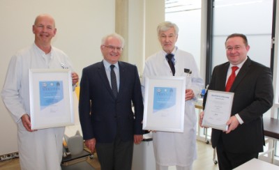 Die Chirurgen des Kreisklinikums werden 2016 zu anerkannten Chirurgen im Kompetenzzentrum für Koloproktologie ernannt. DGAV-Vorstandsmitglied Prof. Jost überreichte die Urkunden Die Chirurgen des Kreisklinikums werden 2016 zu anerkannten Chirurgen im Kompetenzzentrum für Koloproktologie ernannt. DGAV-Vorstandsmitglied Prof. Jost überreichte die Urkunden