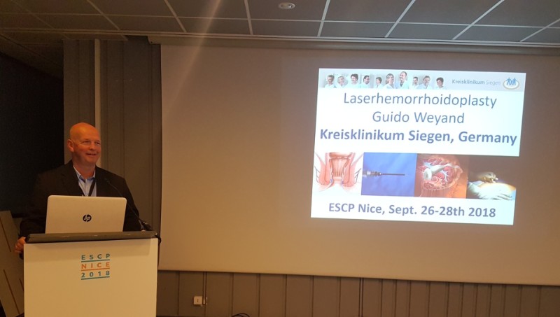 Siegerländer Medizin in Europa: Bei der Tagung der Europäischen Gesellschaft für Koloproktologie (ESCP) in Nizza 2018 informierte Dr. Weyand über die Siegener Ergebnisse der minimal-invasiven Laserhämorrhoidoplastie Siegerländer Medizin in Europa: Bei der Tagung der Europäischen Gesellschaft für Koloproktologie (ESCP) in Nizza 2018 informierte Dr. Weyand über die Siegener Ergebnisse der minimal-invasiven Laserhämorrhoidoplastie