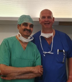 Dr. Nayan Vasa vom NBC Specialty Hospital Abu Dhabi, ein führender Experte für Laserproktologie im Nahen Osten, informierte sich 2019 im Kreisklinikum Siegen über die Laserbehandlung der chronischen Analfissur. Dr. Nayan Vasa vom NBC Specialty Hospital Abu Dhabi, ein führender Experte für Laserproktologie im Nahen Osten, informierte sich 2019 im Kreisklinikum Siegen über die Laserbehandlung der chronischen Analfissur.